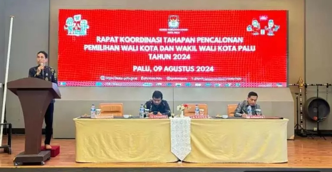 Ketua KPU Kota Palu, Idrus (kiri) membuka Rakor Pencalonan Pilkada di Palu, Jumat (9/8/2024). (Foto: Heny)