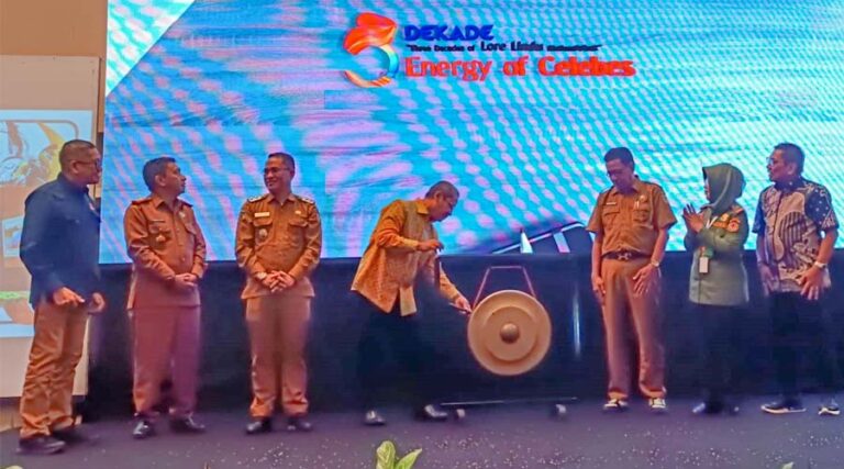 Sekretaris Direktorat Jenderal KSDAE, Suharyono memukul gong menandai pembukaan Semiloka 3 Dekade TNLL di Palu, Selasa (13/8/2024). (Foto: ist)