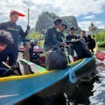 Relawan yang difasilitasi Telkomsel membersihkan sungai di kawasan wisata Rammang-Rammang, Maros, Sulsel, Minggu (25/8/2024). (Foto: Telkomsel)