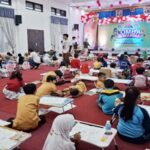 Sejumlah anak mengikuti lomba mewarnai yang digelar Bank Indonesia Sulteng memeriahkan HUT ke-79 Kemerdekaan RI di Palu, Minggu (18/8/2024). (Foto: HUmas BI Sulteng)