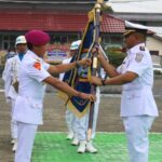 Danlantamal VI Makassar Brigjen TNI (Mar) Andi Rahmat M menyerahkan pataka pada upacara serah terima jabatan Danlanal Palu kepada Kolonel Laut (P) Marthinus Sir di lapangan Apel Mako Lanal Palu, Selasa (20/8/2024). (Foto: Penlanal Palu)