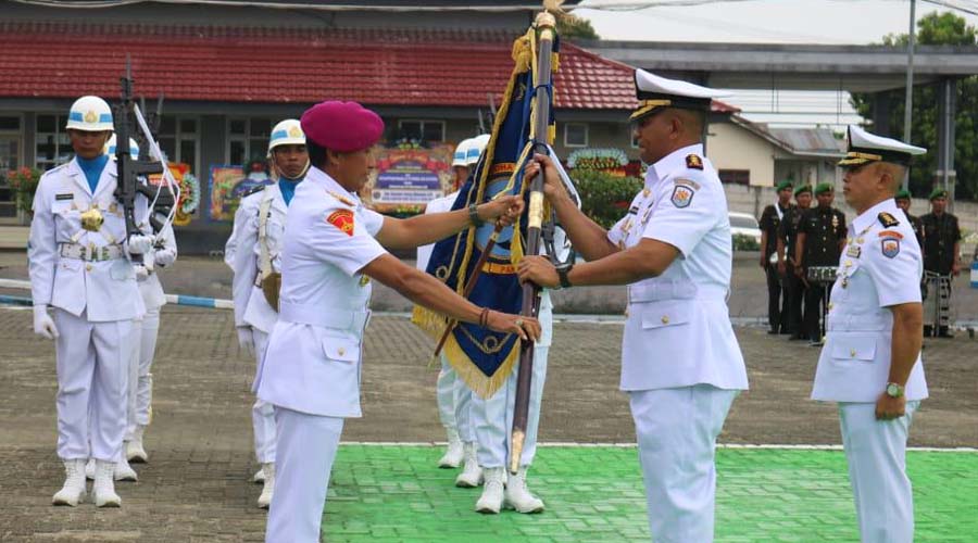 Danlantamal VI Makassar Brigjen TNI (Mar) Andi Rahmat M menyerahkan pataka pada upacara serah terima jabatan Danlanal Palu kepada Kolonel Laut (P) Marthinus Sir di lapangan Apel Mako Lanal Palu, Selasa (20/8/2024). (Foto: Penlanal Palu)