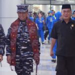 Asisten Bidang Pemerintahan dan Kesra Setda Kota Palu, Usman menyambut kedatangan Komandan Pangkalan Utama TNI Angkatan Laut (Danlantamal) VI Makassar, Brigadir Jenderal TNI (Mar) Andi Rahmat M, Minggu (18/8/2024). (Foto: Pemkot Palu)
