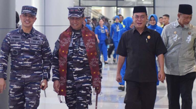 Asisten Bidang Pemerintahan dan Kesra Setda Kota Palu, Usman menyambut kedatangan Komandan Pangkalan Utama TNI Angkatan Laut (Danlantamal) VI Makassar, Brigadir Jenderal TNI (Mar) Andi Rahmat M, Minggu (18/8/2024). (Foto: Pemkot Palu)