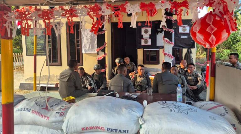 Dansat Brimob, Kombes Pol Kurniawan Tandi Rongre saat berada di Pos Kamtibmas Desa Tamanjeka, Poso, Sabtu (17/8/2024). (Foto: Humas Satgas Maago Raya)