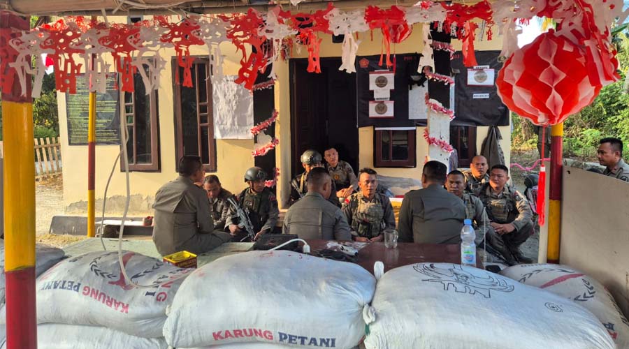 Dansat Brimob, Kombes Pol Kurniawan Tandi Rongre saat berada di Pos Kamtibmas Desa Tamanjeka, Poso, Sabtu (17/8/2024). (Foto: Humas Satgas Maago Raya)