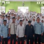 Ketua FKUB Sulteng Prof Zainal Abidin (ketiga kanan depan) berfoto usai sosialiasi moderasi beragama kepada pelajar SLTA di parigi Moutong, Senin (5/8/2024). (Foto: FKUB Sulteng)