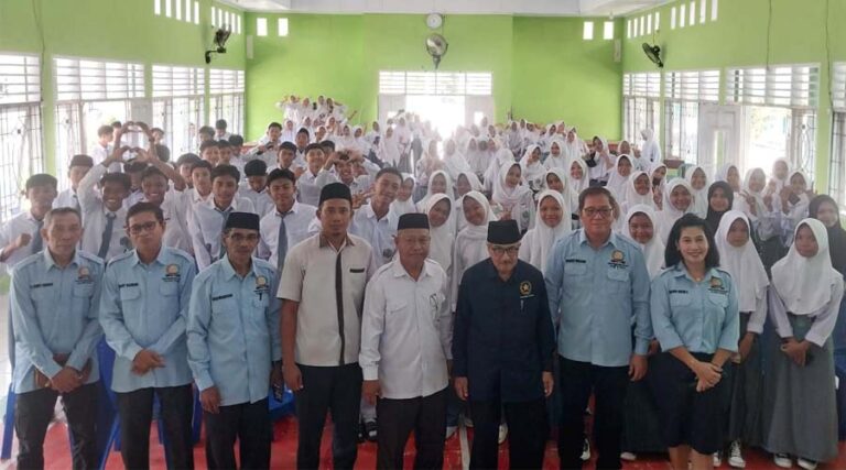 Ketua FKUB Sulteng Prof Zainal Abidin (ketiga kanan depan) berfoto usai sosialiasi moderasi beragama kepada pelajar SLTA di parigi Moutong, Senin (5/8/2024). (Foto: FKUB Sulteng)