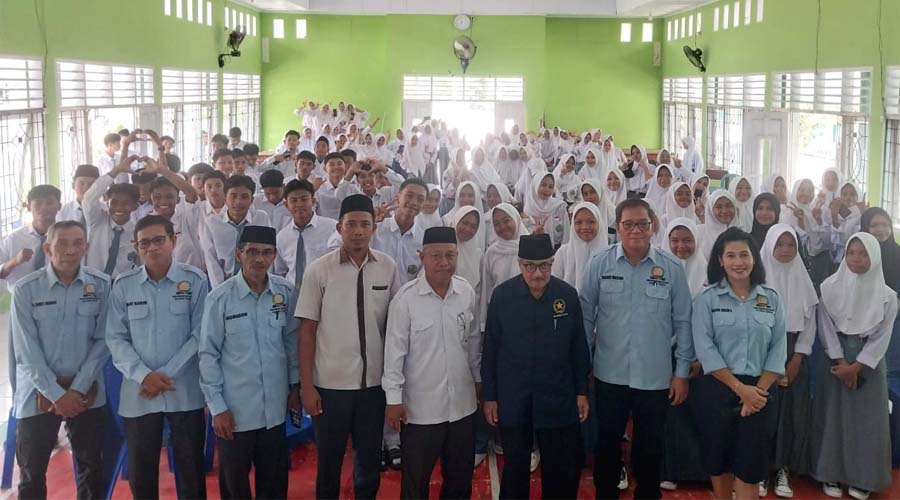 Ketua FKUB Sulteng Prof Zainal Abidin (ketiga kanan depan) berfoto usai sosialiasi moderasi beragama kepada pelajar SLTA di parigi Moutong, Senin (5/8/2024). (Foto: FKUB Sulteng)