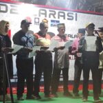 Perwakilan warga yang tergabung dalam To Ri Birobuli Raya mendeklarasikan dukungan kepada pasangan Hidayat dan Andi Nur B Lamakarate untuk maju sebagai calon wali kota dan wakil wali kota Palu periode 2024-2029 di lapangan Tendelemo, Jalan Basuki Rahmat, Palu, Minggu (21/8/2024) malam. (Foto : Tim Media Handal)