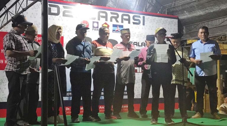 Perwakilan warga yang tergabung dalam To Ri Birobuli Raya mendeklarasikan dukungan kepada pasangan Hidayat dan Andi Nur B Lamakarate untuk maju sebagai calon wali kota dan wakil wali kota Palu periode 2024-2029 di lapangan Tendelemo, Jalan Basuki Rahmat, Palu, Minggu (21/8/2024) malam. (Foto : Tim Media Handal)