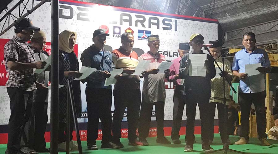 Perwakilan warga yang tergabung dalam To Ri Birobuli Raya mendeklarasikan dukungan kepada pasangan Hidayat dan Andi Nur B Lamakarate untuk maju sebagai calon wali kota dan wakil wali kota Palu periode 2024-2029 di lapangan Tendelemo, Jalan Basuki Rahmat, Palu, Minggu (21/8/2024) malam. (Foto : Tim Media Handal)