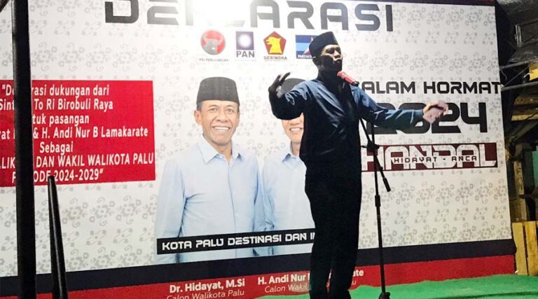 Bakal calon Wali Kota Palu, Hidayat menyampaikan pidatonya usai deklarasi dukungan dari kelompok Sintuvu To Ri Birobuli Raya di Palu, Rabu (21/8/2024) malam. (Foto: Tim Handal)