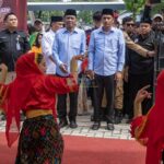 Pasangan bakal calon Wali Kota/Wakil Wali Kota Palu, Hidayat/Andi Nur B Lamakarate disambut tarian adat saat tiba di Kantor Komisi Pemilihan Umum (KPU) Kota Palu di Palu, Sulawesi Tengah, Rabu (28/8/2024). (bmzIMAGES/Basri Marzuki)