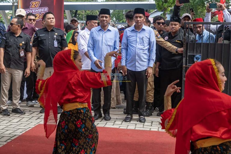 Pasangan bakal calon Wali Kota/Wakil Wali Kota Palu, Hidayat/Andi Nur B Lamakarate disambut tarian adat saat tiba di Kantor Komisi Pemilihan Umum (KPU) Kota Palu di Palu, Sulawesi Tengah, Rabu (28/8/2024). (bmzIMAGES/Basri Marzuki)