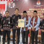 Ketua KPU Palu, Idrus (keempat kiri) bersama jajaran komisioner KPU Kota Palu. Ketua Bawaslu Kota Palu, Agussalim Wahid (kiri) menyerahkan berita acara penerimaan pendaftaran kepada pasangan bakal calon Wali Kota/Wakil Wali Kota Palu, Hidayat-Andi Nur B Lamakarate di kantor KPU Kota Palu, Rabu (28/8/2024). (Foto: bmzIMAGEs/bmz)