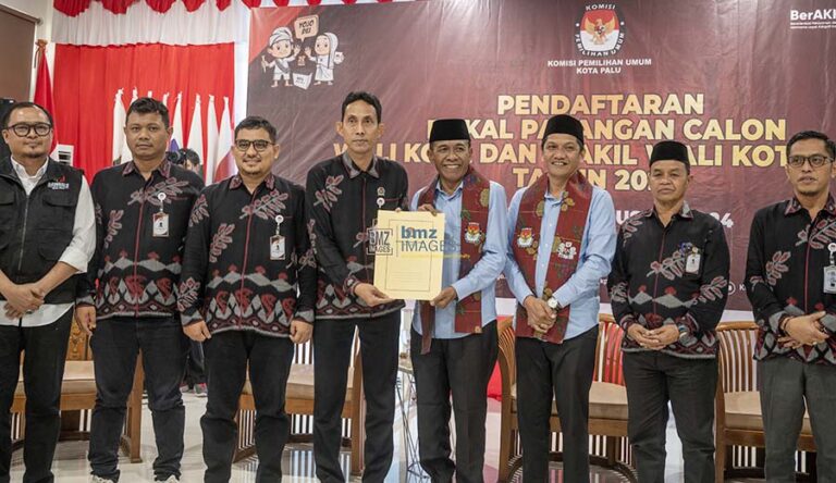 Ketua KPU Palu, Idrus (keempat kiri) bersama jajaran komisioner KPU Kota Palu. Ketua Bawaslu Kota Palu, Agussalim Wahid (kiri) menyerahkan berita acara penerimaan pendaftaran kepada pasangan bakal calon Wali Kota/Wakil Wali Kota Palu, Hidayat-Andi Nur B Lamakarate di kantor KPU Kota Palu, Rabu (28/8/2024). (Foto: bmzIMAGEs/bmz)