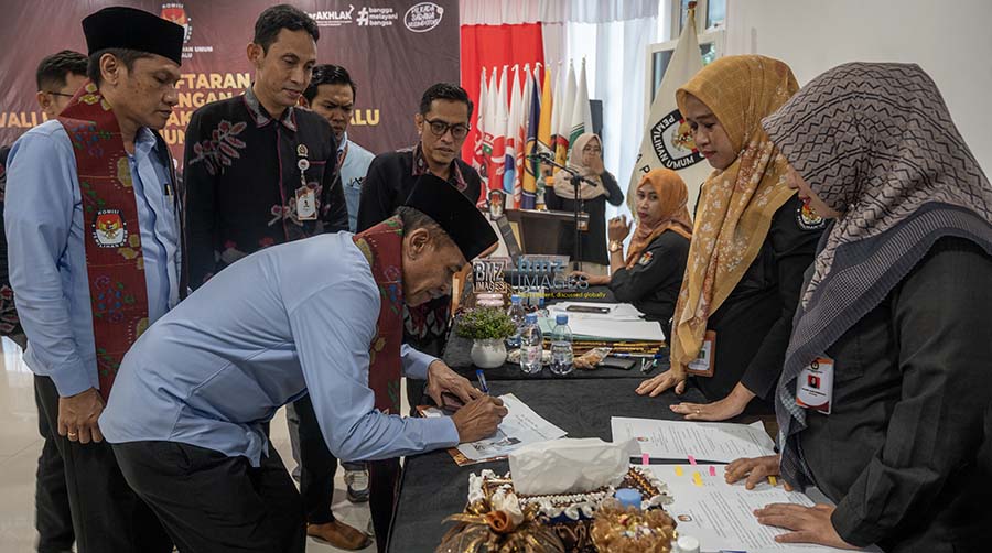 Ketua KPU Kota Palu, IDrus (kedua kiri) menyaksikan bakal calon Wali Kota Palu, Hidayat meneken berita acara hasil verifikasi berkas di Kantor KPU Kota Palu, Rabu (28/8/2024). (Foto: bmzIMAGES/bmz)