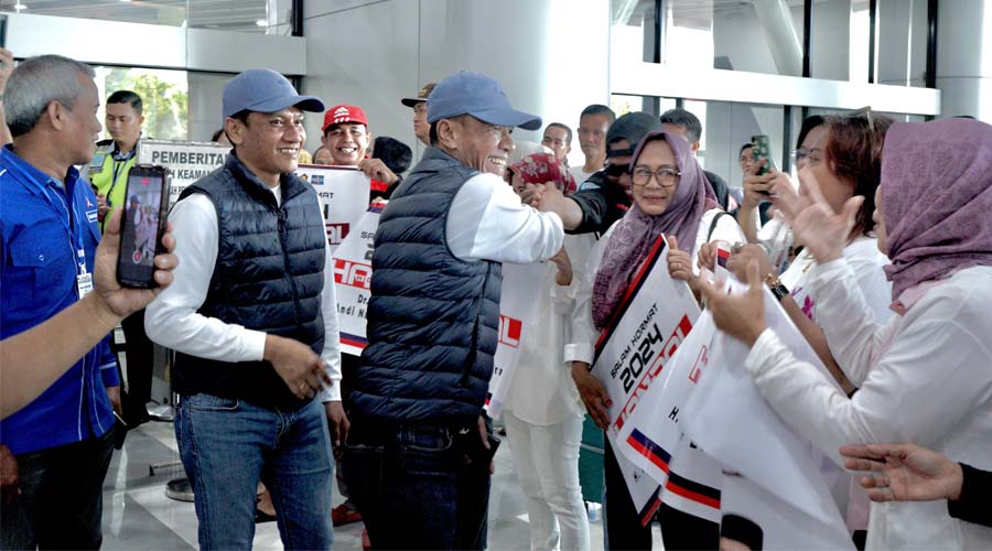 Pasangan bakal calon Wali Koat dan Wakil Wali Kota Palu, Hidayat dan Andi Nur B Lamakarate disambut pendukung dan simpatisannya di Bandara Mutiara Sis ALjufri Palu, Minggu (18/8/2024). (Foto: Tim Handal)