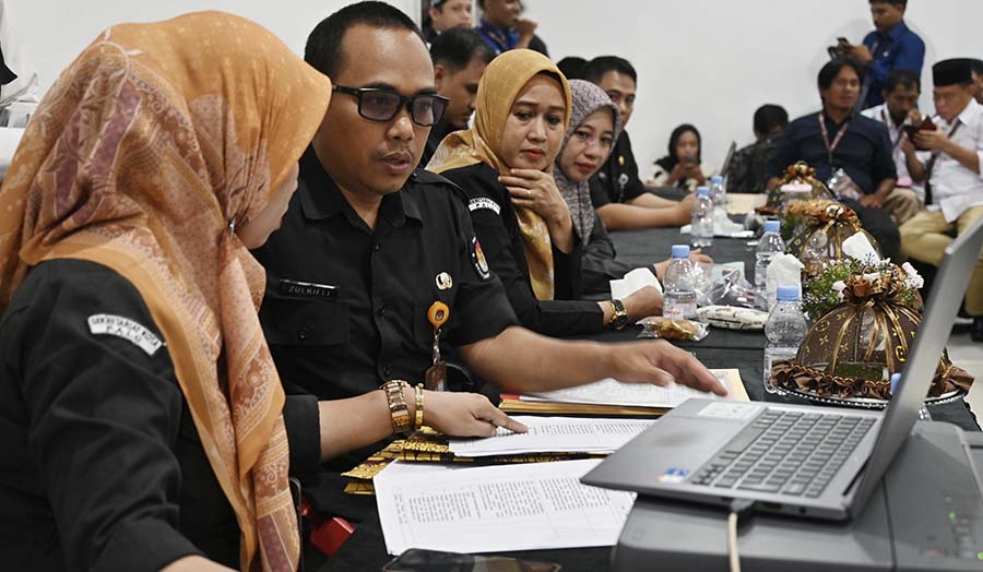 Petugas memverifikasi berkas pendaftaran bakal pasangan calon Wali Kota-Wakil Wali Kota Palu Hidayat-Andi Nur B Lamakarate di Kantor Komisi Pemilihan Umum (KPU) Kota Palu di Palu, Sulawesi Tengah, Rabu (28/8/2024). (bmzIMAGES/bmz)