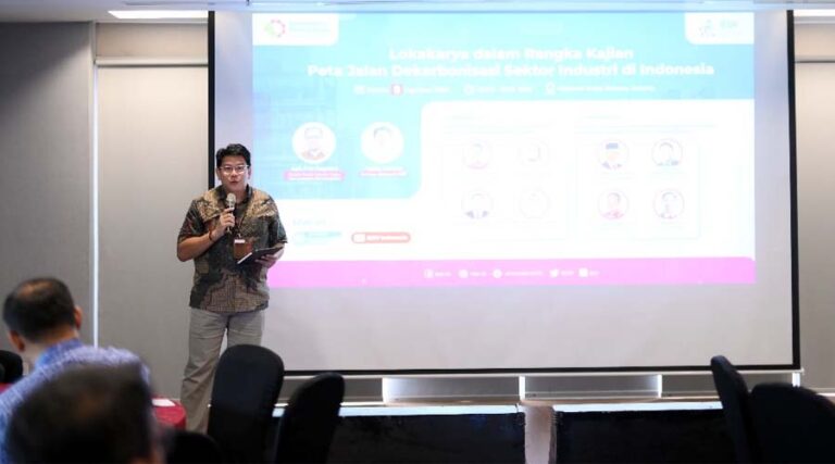 Direktur Eksekutif IESR, Fabby Tumiwa pada lokakarya merancang Kajian Peta Jalan Dekarbonisasi Sektor Industri di Indonesia di Jakarta, Kamis (8/8/2024). (Foto: HO-IESR)