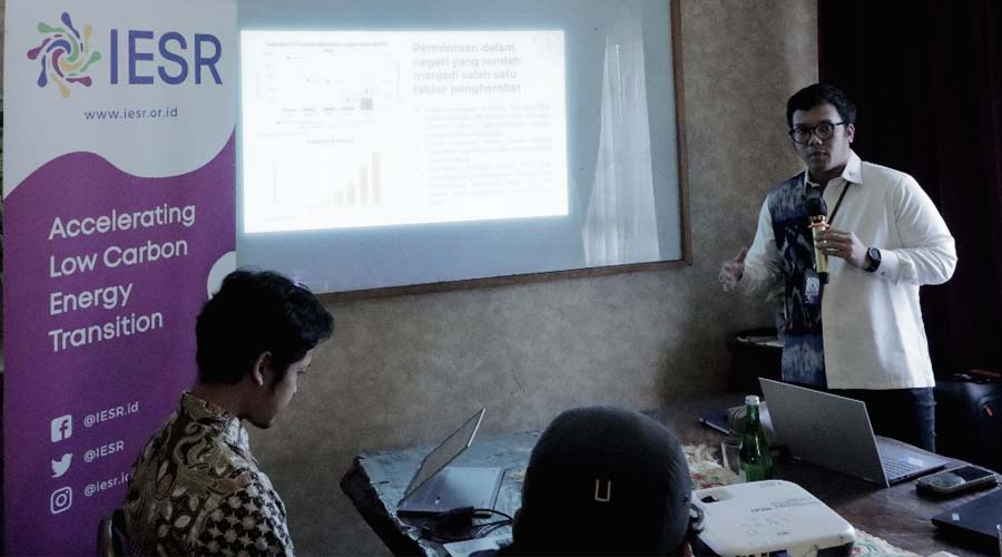 Analis Ketenagalistrikan dan Energi Terbarukan IESR, Alvin Putra Sisdwinugraha (kanan) pada Indonesia solar summit. (Foto: HO-IESR)
