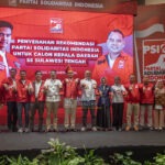 Ketua Umum PSI, Kaesang Pangarep (tengah) berfoto bersama usai menyerahkan surat rekomendasi kepada para bakal pasangan calon gubernur-wakil gubernur Sulteng, wali kota-wakil wali kota, bupati-wakil bupati se Sulteng di palu, Senin (12/8/2024). (Foto: bmzIMAGES/Basri Marzuki)