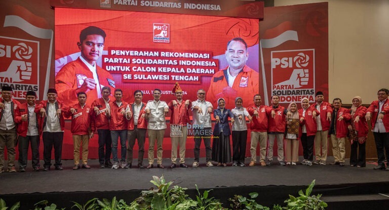 Ketua Umum PSI, Kaesang Pangarep (tengah) berfoto bersama usai menyerahkan surat rekomendasi kepada para bakal pasangan calon gubernur-wakil gubernur Sulteng, wali kota-wakil wali kota, bupati-wakil bupati se Sulteng di palu, Senin (12/8/2024). (Foto: bmzIMAGES/Basri Marzuki)