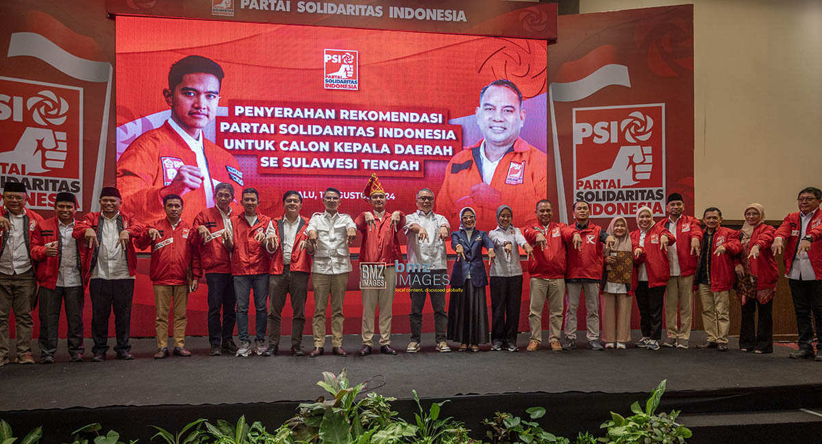 Ketua Umum PSI, Kaesang Pangarep (tengah) berfoto bersama usai menyerahkan surat rekomendasi kepada para bakal pasangan calon gubernur-wakil gubernur Sulteng, wali kota-wakil wali kota, bupati-wakil bupati se Sulteng di palu, Senin (12/8/2024). (Foto: bmzIMAGES/Basri Marzuki)
