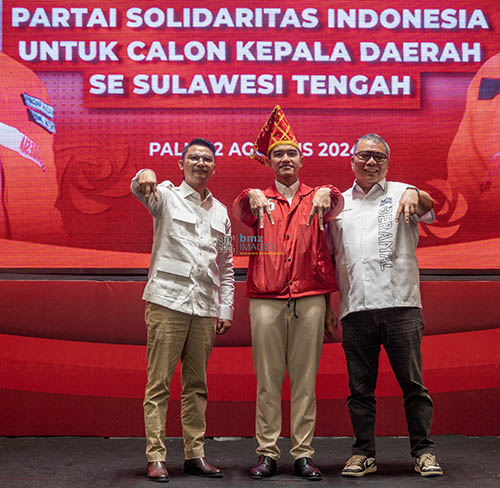 Ketua Umum PSI, Kaesang Pangarep (tengah) diapit bakal calon Gubernur Sulteng AHmad Ali (kanan) dan bakal calon Wakil Gubernur Sulteng Abdul karim Aljufri (kiri) di Palu, Senin (12/8/2024). (Foto: bmzIMAGES/Basri Marzuki)