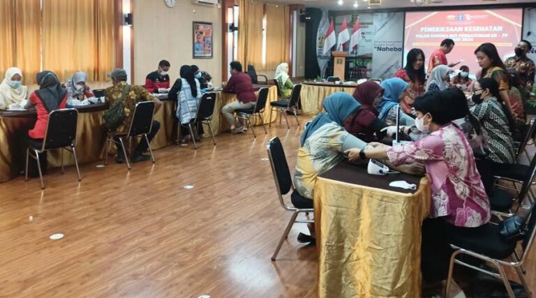 Pemeriksaan kesehatan gratis memperingati Hari Pengayoman ke-79 di Palu, Kamis (8/8/2024). (Foto: Kemenkumham Sulteng)