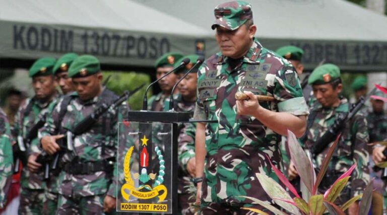 Danrem 132 Tadulako Brigjen TNI Dody Triwinarto memimpi upacara peringatan HUT ke-63 Korem 132 Tadulako di Monumen Tugu Tinombala di Poso, Rabu (21/8/2024). (Foto: Penrem 132/Tdl)