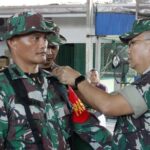 Kasi Intel Kasrem, Kolonel Inf Fransiscus Rumimpunu (kanan) melepas atribut prajurit pada penutupan latihan Posko I 1307/Poso di Poso, Kamis (8/8/2024). (Foto: Penrem 132/Tdl)