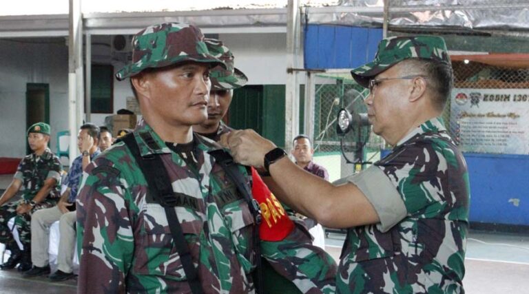 Kasi Intel Kasrem, Kolonel Inf Fransiscus Rumimpunu (kanan) melepas atribut prajurit pada penutupan latihan Posko I 1307/Poso di Poso, Kamis (8/8/2024). (Foto: Penrem 132/Tdl)