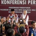 Pasangan bakal calon Wali Kota dan Wakil Wali Kota Palu, Hadianto Rasyid - Imelda Liliana Muhidin memberikan keterangan kepada pers usai mendaftar di Kantor KPU Kota Palu, Kamis (29/8/2024). (Foto: bmzIMAGES/Basri Marzuki)
