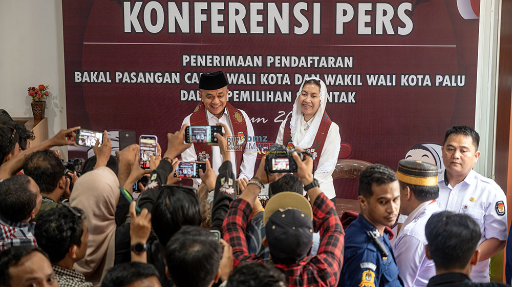 Pasangan bakal calon Wali Kota dan Wakil Wali Kota Palu, Hadianto Rasyid - Imelda Liliana Muhidin memberikan keterangan kepada pers usai mendaftar di Kantor KPU Kota Palu, Kamis (29/8/2024). (Foto: bmzIMAGES/Basri Marzuki)