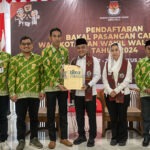 Ketua KPU Kota Palu, Idrus (keempat kiri) bersama komisioner KPU Kota Palu disaksikan Ketua Bawaslu Kota Palu, AGussalim Wahid (kiri) menyerahkan berita acara penerimaan pendaftaran kepada bakal calon Wali Kota Palu, Hadianto Rasyid (keempat kanan) dan bakal calon Wakil Wali Kota Palu, Imleda Liliana Muhidin (ketiga kanan) di Kantor KPU Kota Palu, Kamis (29/8/2024). (Foto: bmzIMAGES/Basri Marzuki)