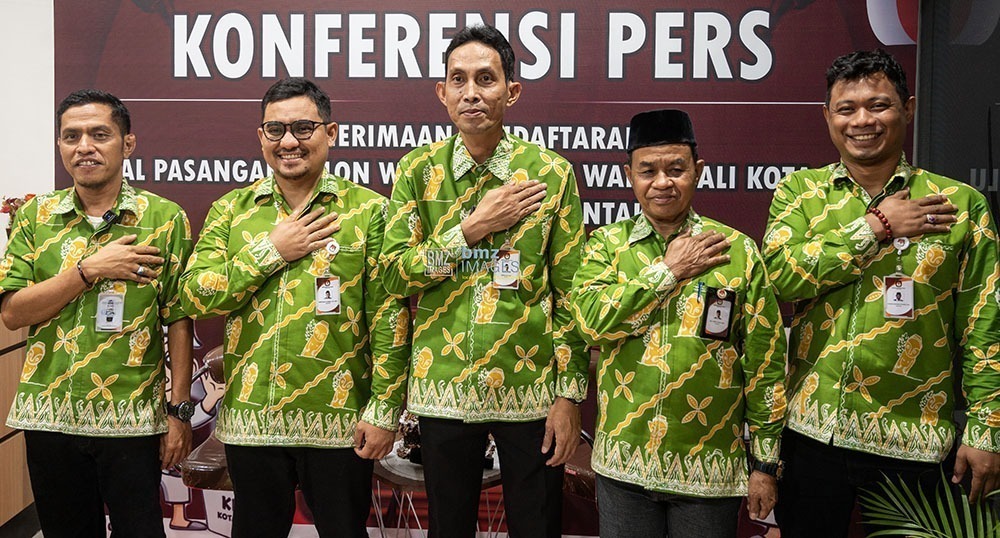 Komisioner KPU Kota Palu dari kiri ke kanan: Ketua Divisi Teknis Penyelenggara, Iskandar Lembah; Ketua Divisi Perencanaan dan Data, Muhammad Musbah; Ketua KPU Kota Palu, Idrus; Ketua Divisi Hukum dan Pengawasan, Haris Lawisi, dan Ketua Divisi Sosialisasi, Pendidikan Pemilih, Partisipasi Masyarakat dan SDM, Alfagih Mugaddam Alhabsyi berfoto usai menerima pendaftaran tiga pasangan bakal calon wali kota dan wakil wali kota Palu di Kantor KPU Kota Palu, Kemis (29/8/2024). (Foto: bmzIMAGES/Basri Marzuki)
