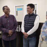 Bakal pasangan calon Wali Kota dan Wakil Wali Kota Palu. Hidayat (kedua kiri) dan Andi Nur B Lamakarate (kedua kanan) bersama Komisioner KPU Kota Palu, Haris Lawisi (kiri) memberikan keterangan usai menjalani pemeriksaan kesehatan di RSUD Anutapura Palu, Sabtu (31/8/2024). (Foto: HO-KPU Kota Palu)