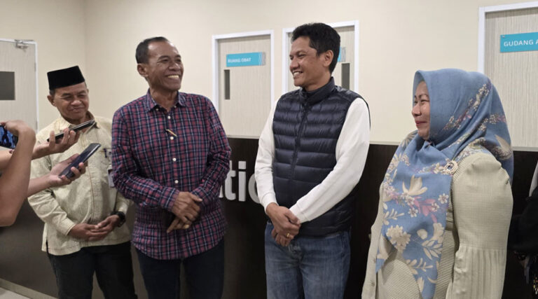 Bakal pasangan calon Wali Kota dan Wakil Wali Kota Palu. Hidayat (kedua kiri) dan Andi Nur B Lamakarate (kedua kanan) bersama Komisioner KPU Kota Palu, Haris Lawisi (kiri) memberikan keterangan usai menjalani pemeriksaan kesehatan di RSUD Anutapura Palu, Sabtu (31/8/2024). (Foto: HO-KPU Kota Palu)