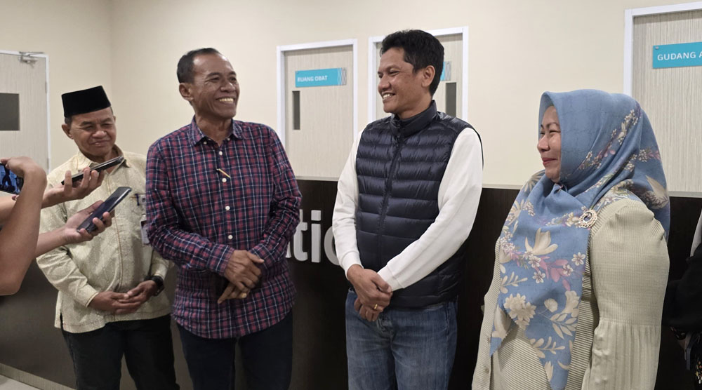 Bakal pasangan calon Wali Kota dan Wakil Wali Kota Palu. Hidayat (kedua kiri) dan Andi Nur B Lamakarate (kedua kanan) bersama Komisioner KPU Kota Palu, Haris Lawisi (kiri) memberikan keterangan usai menjalani pemeriksaan kesehatan di RSUD Anutapura Palu, Sabtu (31/8/2024). (Foto: HO-KPU Kota Palu)