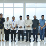 Tiga bakal pasangan calon wali kota dan wakil wali kota Palu berfoto sebelum mengikuti pemeriksaan kesehatan di RS Anutapura Palu, Jumat (30/8/2024). (Foto: Muh. Akib)