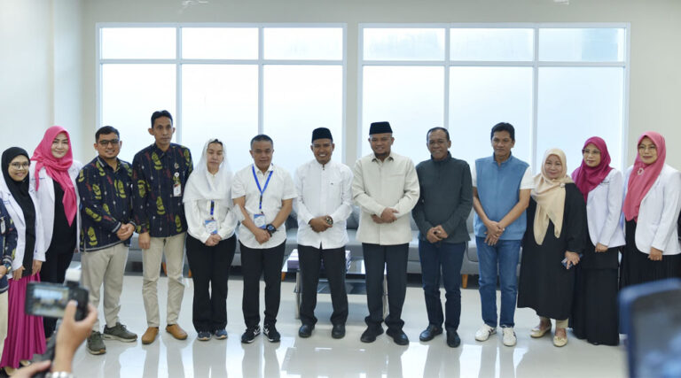 Tiga bakal pasangan calon wali kota dan wakil wali kota Palu berfoto sebelum mengikuti pemeriksaan kesehatan di RS Anutapura Palu, Jumat (30/8/2024). (Foto: Muh. Akib)
