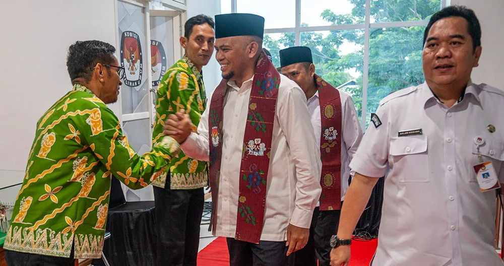 Komisioner KPU Kota Palu menyambut pasangan bakal calon Wali Kota dan Wakil Wali Kota Palu, Muhammad J Wartabone dan Rizal pada pendaftaran Pilkada di Kantor KPU Kota Palu, Kamis (29/8/2024). (Foto: bmzIMAGES/Basri Marzuki)