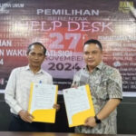 Ketua KPU Kabupaten Sigi Soleman (kiri) bersama perwakilan RSUD Undata menunjukkan perjanjian kerjasama untuk pemeriksaan kesehatan calon bupati dan wabup Sigi pada Pilkada serentak 2024, di Palu. (Foto: HO-KPU Sigi)