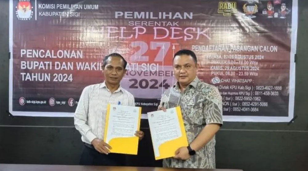 Ketua KPU Kabupaten Sigi Soleman (kiri) bersama perwakilan RSUD Undata menunjukkan perjanjian kerjasama untuk pemeriksaan kesehatan calon bupati dan wabup Sigi pada Pilkada serentak 2024, di Palu. (Foto: HO-KPU Sigi)