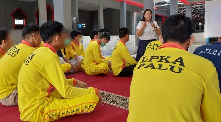 Sejumlah anak binaan LKPA Palu mengikuti edukasi pubertas dan latihan napas di Palu, Sabtu (10/8/2024). (Foto: LKPA Palu)