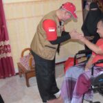 Kapolda Sulteng, Irjen Pol; Agus Nogroho (tengah) menyalami warga usai menyerahkan bantuan kursi roda pada offroad napak tilas di Desa Tamanjeka, Poso, Sabtu (17/8/2024). (Fto: Humas Satgas Madago Raya)