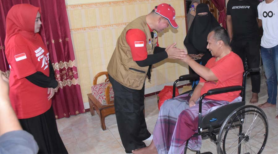 Kapolda Sulteng, Irjen Pol; Agus Nogroho (tengah) menyalami warga usai menyerahkan bantuan kursi roda pada offroad napak tilas di Desa Tamanjeka, Poso, Sabtu (17/8/2024). (Fto: Humas Satgas Madago Raya)