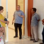 Chief Corporate Affaris Officer ERHA, Andreas Bayu Aji (tengah) mengecek kesiapan operasi katarak dan pterigium gratis di Palu, Selasa (6/8/2024). (Foto: ist)